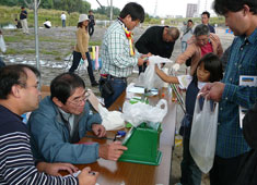 退任表彰を受けた高田副会長〔基幹労連〕（左から１番目）と株本副会長〔女性委員会・UIゼンセン同盟〕（左から2番目）