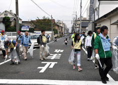 約400人という最大の参加者を数えた大阪南地域・堺地区協議会では、堺市内の文化財をめぐりながら、市内の清掃活動が行われた。写真は、たくさんの参加者がおそろいのゼッケンをつけて市内をゴミを拾いながら歩く様子。