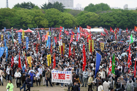 大阪城公園・太陽の広場に５万人が結集