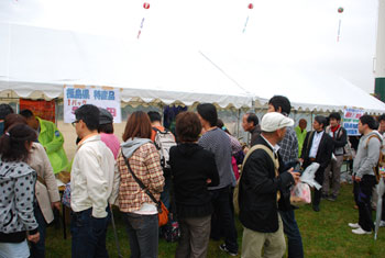 福島県の物産品も多くの参加者の協力により500セットが完売