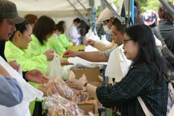 会場では被災地の復興支援のための東北地方の物産品が販売され、多くの参加者が買い求めた