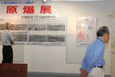 パネルの説明を熱心に読む来場者