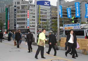 「ＳＴＯＰ ＴＨＥ 格差社会！」を訴えた（淀屋橋）