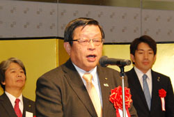 府域の市町村を代表してあいさつをする竹山堺市長