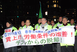 賃上げや労働条件の改善などを訴えながら西梅田に向かって行進するデモ隊