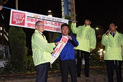 連合和歌山の小林会長（右）からタスキを受け取る連合大阪の山﨑会長（左）