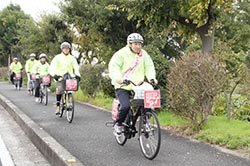 9：00に泉佐野市役所を出発した大阪南地域協議会の自転車隊。メンバー交代をしながら、堺市美原区役所までをアピールしながら走った