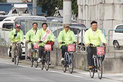 河内地域協議会の自転車隊。タスキを受けて、羽曳野市、柏原市、八尾市、東大阪市をめぐりながら同時に街宣活動も行った