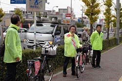 八尾市内のショッピングセンター前で街宣活動を行う河内地域協議会の役員