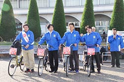 早朝からJR住道駅前で街頭行動を行った後、自転車でアピール行動に出発する北河内地域協議会のメンバー