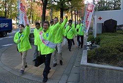 午後にタスキが引き継がれた大阪市地域協議会のメンバーが、元気にウォーク街宣をスタートさせた