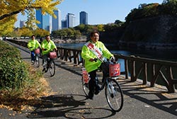 一路、池田市役所をめざし元気に連合大阪前を出発する大阪市地域協議会の自転車隊