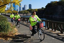 一路、池田市役所をめざし元気に連合大阪前を出発する大阪市地域協議会の自転車隊