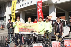 豊中市役所前で、アピールリレーの檄布をひろげ、アピールリレー行動への意思固めをする北大阪地域協議会メンバー
