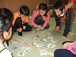 防災かるたで、日頃の防災に関する知識を勉強