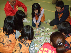 防災かるたで、日頃の防災に関する知識を勉強