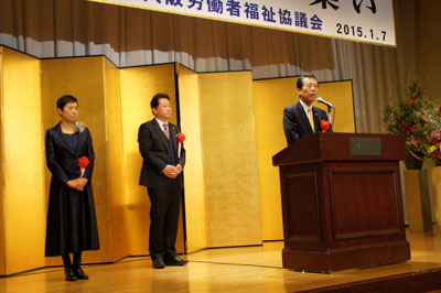 （写真左から）辻元衆議院議員、尾立参議院議員、平野衆議院議員が連帯のあいさつを行った