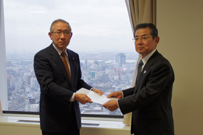 森関経連会長（右）に要請書を手交する山﨑連合大阪会長（左）