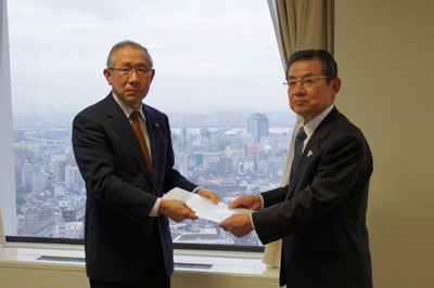 森関経連会長（右）に要請書を手交する山﨑連合大阪会長（左）