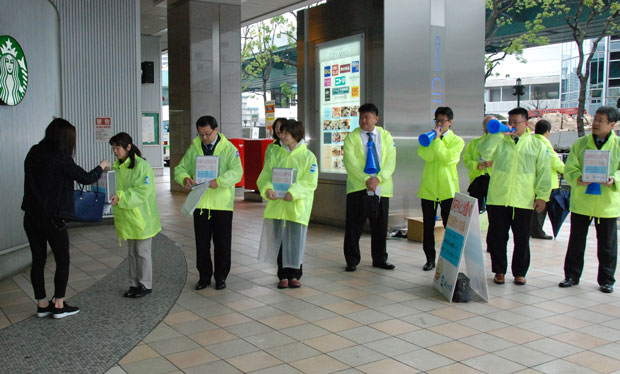 連合大阪事務局の役職員も、お昼休みに総出でカンパ活動（4/21天満橋駅頭）