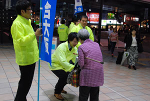 4月26日、天満橋駅頭でのカンパ活動。連合青年委員会