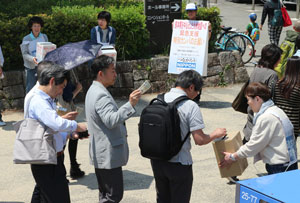 5月1日、メーデー会場の大阪城公園でのカンパ活動