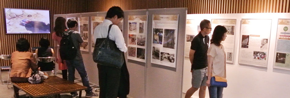 昨年の「原爆展」で原爆の被害写真などに見入る人々（ドーチカ憩いスポット）