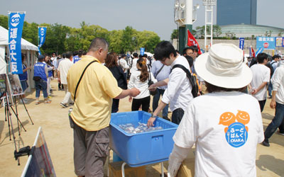 ふーどばんくOSAKAが飲料水の無料提供（昨年のメーデーの様子）