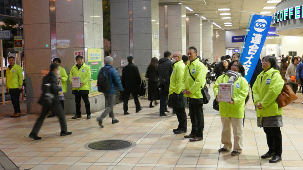 天満橋駅での街頭緊急カンパ