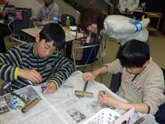 手作りした電池の仕上げ作業をする子どもたち